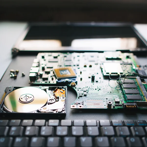 Bilgisayar (laptop) parçaları demonte: matherboard, hdd, izlemek