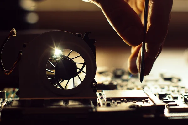 Kırık bir bilgisayar onarım teknisyeni