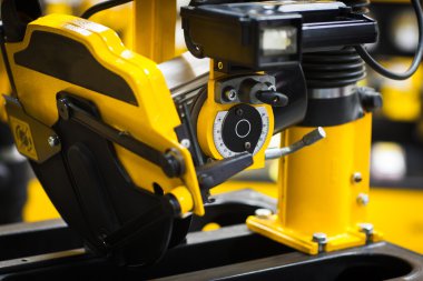 Endüstriyel daire testere. Siyah atölye arka plan