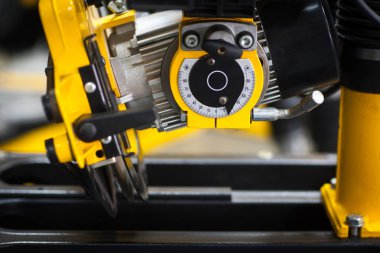 Endüstriyel daire testere. Siyah atölye arka plan