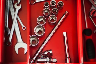 Tamirci kırmızı araç anahtarı kiti ile