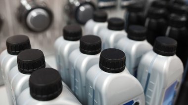 Motor yağı plastik şişe. Mağaza vitrin