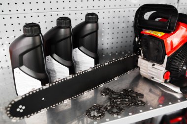 Elektrikli testere, petrol şişe ekranda araç deposu