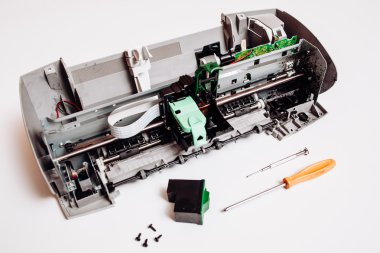 Beyaz arka plan üzerinde izole kırık mürekkep püskürtmeli yazıcı 