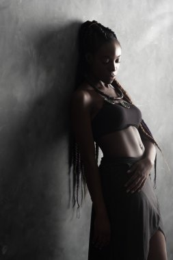 siyahlar giymiş siyah yalnız kadın 