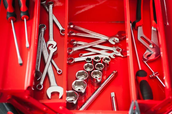 Reparador caja de herramientas roja con kit de llave inglesa —  Fotos de Stock