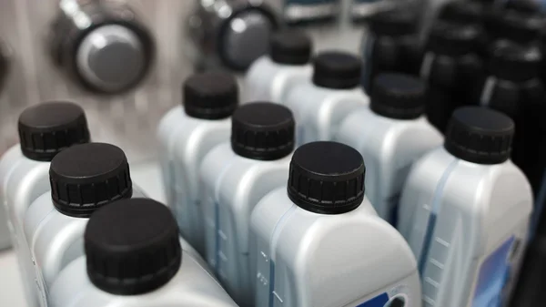 Motor yağı plastik şişe. Mağaza vitrin