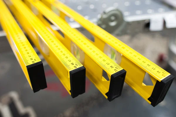 Pantalla de regla de nivel de construcción en la tienda de herramientas — Foto de Stock