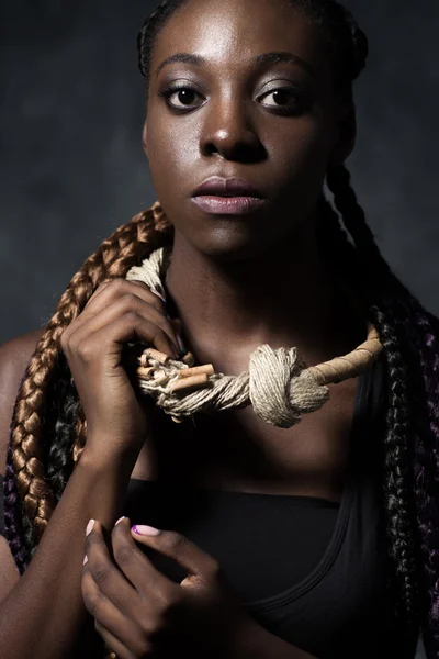 Спокійна чорна жінка з коміром — стокове фото