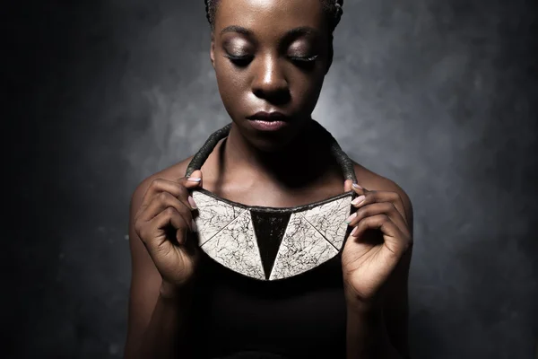 Afrikaanse vrouw toont een keramische etnische ketting — Stockfoto