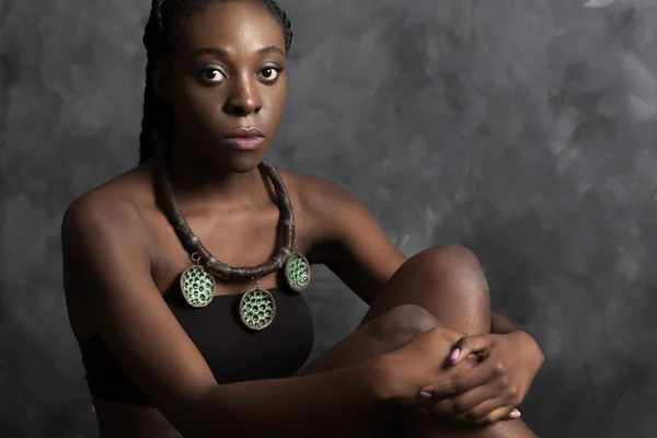 Серйозна чорна жінка сидить — стокове фото