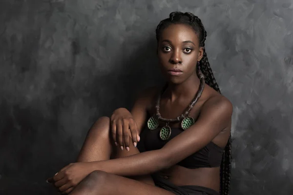 Mulher negra com colar verde — Fotografia de Stock