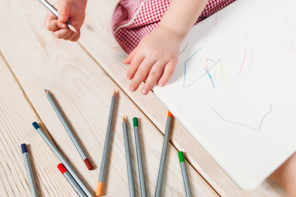 Детские рисунки, карандаши и руки — стоковое фото
