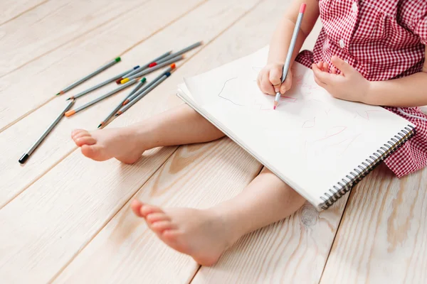 Meisje tekening met kleurrijke potloden — Stockfoto