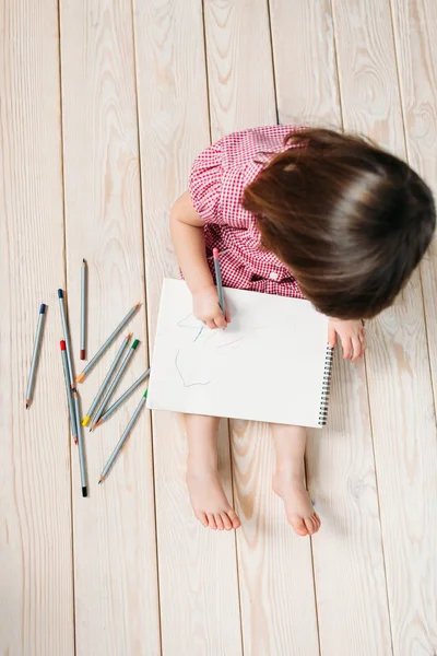 Unrecognizable girl sitting  and draw simple drawings. — Stock Photo, Image