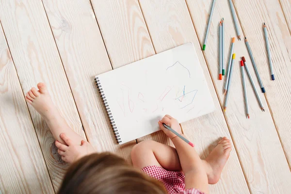 Menina desenho com lápis coloridos — Fotografia de Stock