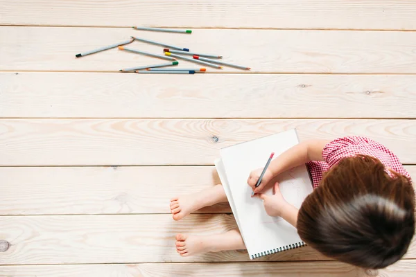 Little girl drawing with colorful pencils — Stock Photo, Image