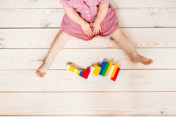 Niña en el suelo de madera jugando Lego —  Fotos de Stock