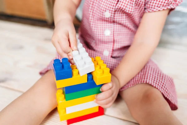 Niña en el suelo de madera jugando Lego —  Fotos de Stock