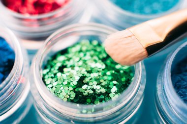 köpüklü glitter göz farı closeup ayarla