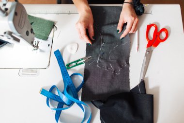 Terzi elbise desen yapar.