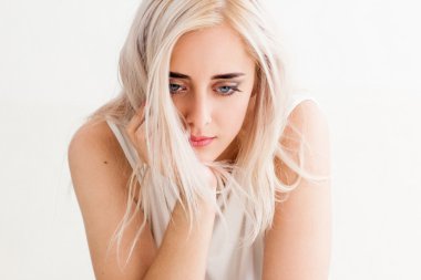 Üzgün yalnız kadın hayal kırıklığı aşağı bakıyor