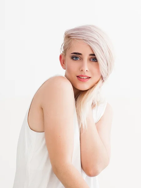 Mladá blondýnka s krásné modré oči — Stock fotografie