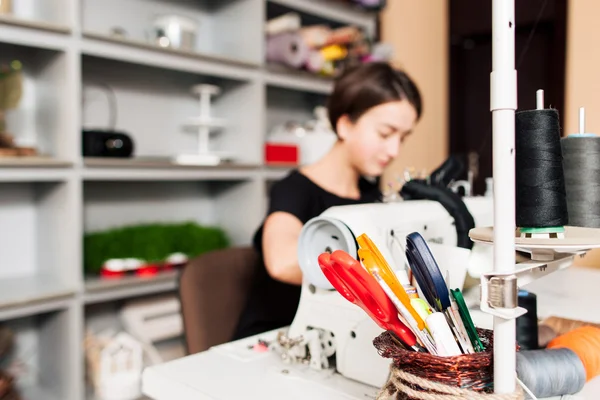 Luogo di lavoro del sarto. forbici e filo — Foto Stock