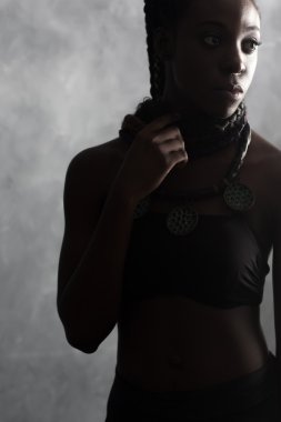 Kendine güvenen sakin siyah kadın uzun örgüler ile