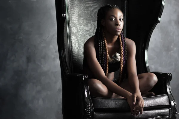 Confiado calma trenzado afro-americano mujer sentada — Foto de Stock