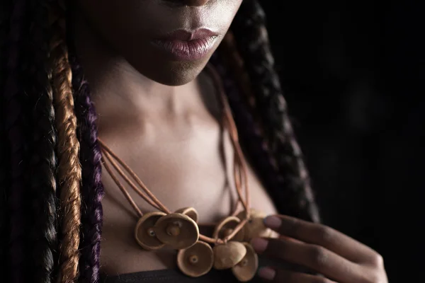 Afro-américaine femme avec de longues tresses colorées — Photo