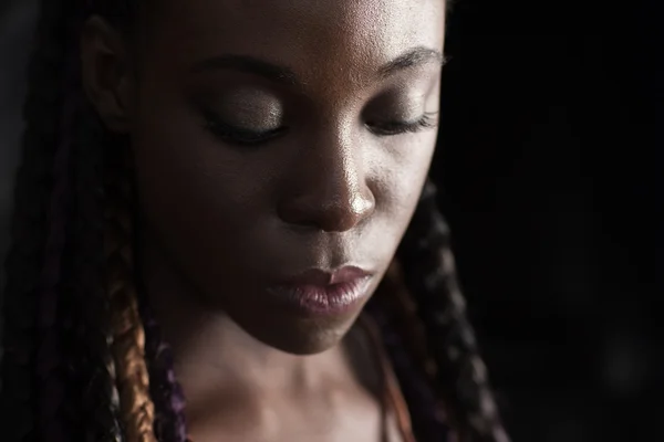 Rostro de joven mujer afroamericana trenzada — Foto de Stock