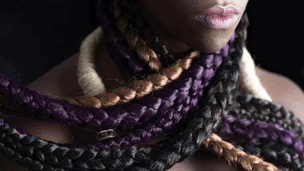 Mulher afro-americana com tranças longas coloridas — Fotografia de Stock