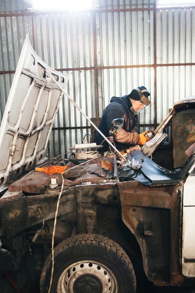 Mecánica de reparación y servicio de coches en el garaje — Foto de Stock