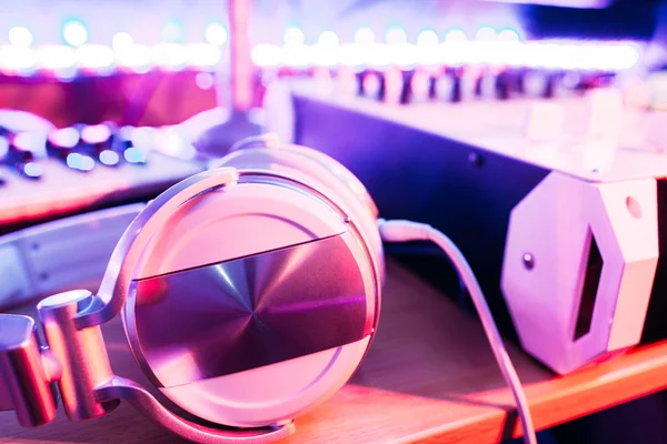 Fejhallgató DJ-k asztalon a zenehallgatás — Stock Fotó