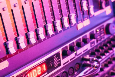 Ses karıştırıcı denetleyicisi topuzlar ve sürgü