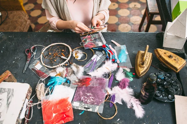 Maestro hace nuevo atrapasueños en estudio de arte . — Foto de Stock