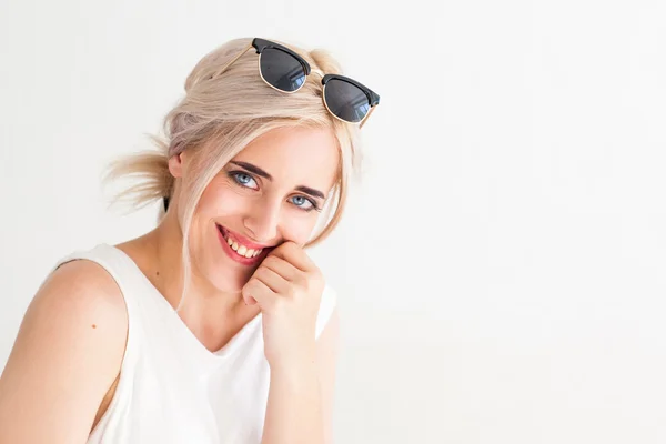 Sonriente joven rubia con gafas de sol —  Fotos de Stock