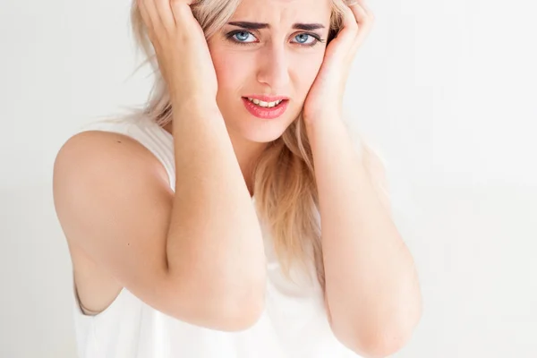 Mulheres com forte dor de cabeça — Fotografia de Stock