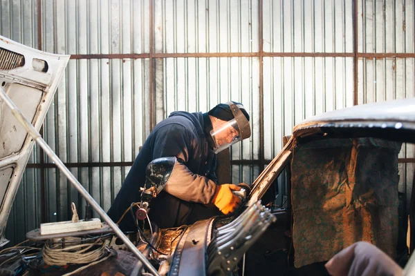 Renowacja starych uszkodzonych samochodów w Rosji — Zdjęcie stockowe