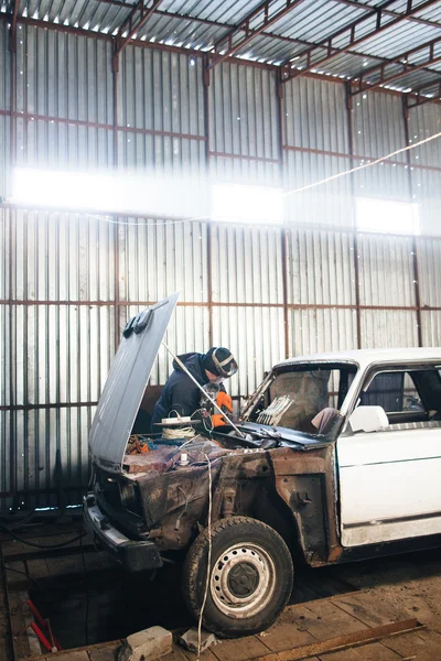 Механический ремонт и обслуживание автомобилей в гараже — стоковое фото