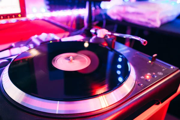 Draaitafel vinyl spelen met club verlichting — Stockfoto