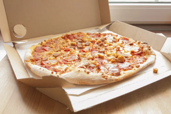 Pizza quente deliciosa italiana. Na caixa Fotografias De Stock Royalty-Free