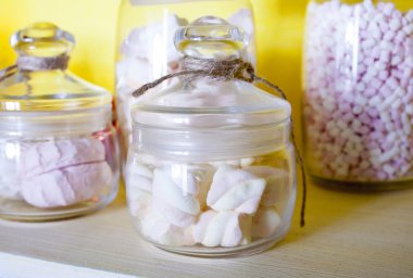 Delisious şekerleme cam kavanoz içinde.