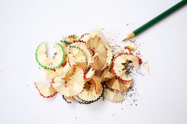 Keskin kalem. Yaratıcı süreç. Ahşap talaşı.