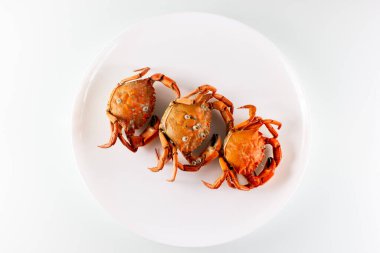 bir tabakta üç yengeç