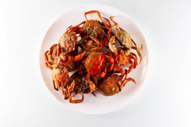 Kaynamış yengeç ve yengeç etli tabak.