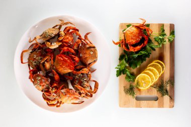 Kaynamış yengeç ve yengeç etli tabak.