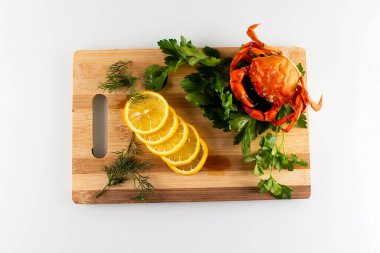 Limonlu yengeç ve maydanoz.