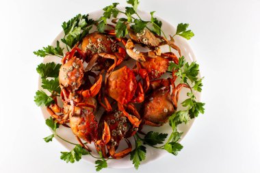 Kaynamış yengeç ve yengeç etli tabak.